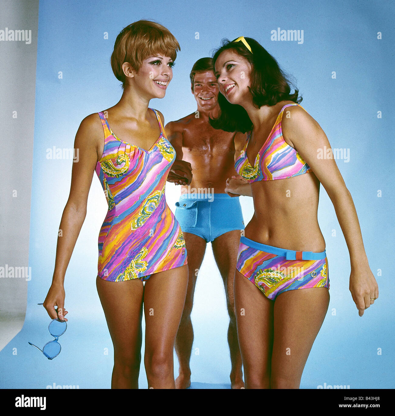 moda, 1960, dos modelos, modelo con bikini, modelo con traje de baño, media  longitud, estudio, ropa, mujeres, traje de baño, dos piezas, dos piezas,  60s, ropa de cama, mujer, traje de baño,