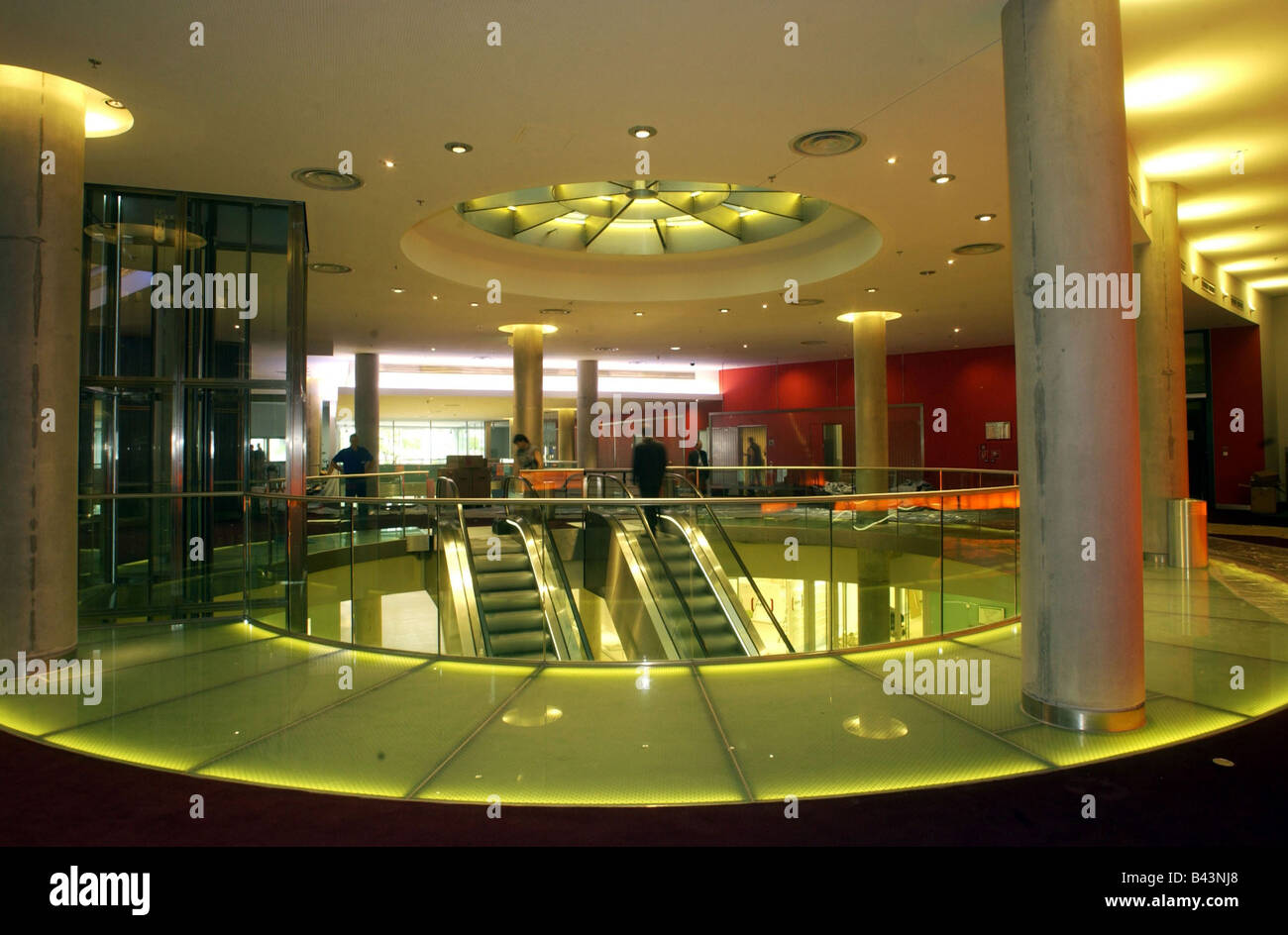 Geografía / viajes, Alemania, Baviera, Munich, edificios y arquitectura, Mathäser Filmpalast, vista interior, escaleras, iluminación, apertura en 2003, el cine, la gestión del proyecto, el inversor y el cliente: Deutscher Herold (Grupo Zurich), Alemania arquitecto: Lanz, reapertura, multicines, escaleras mecánicas, luz, matthäser matthaeser mathaeser,,,,, , mattheser matheser Additional-Rights-Clearance-Info-Not-Available Foto de stock