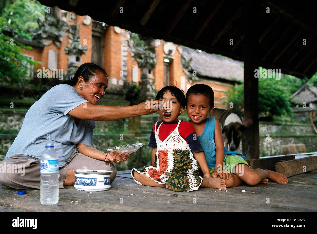 Geografía / viajes, Indonesia, la gente, la abuela materna de su nieto con arroz, Tenganan en Candi Dasa, Bali, niños, generaciones, abuela, comida, comer , Additional-Rights-Clearance-Info-Not-Available Foto de stock