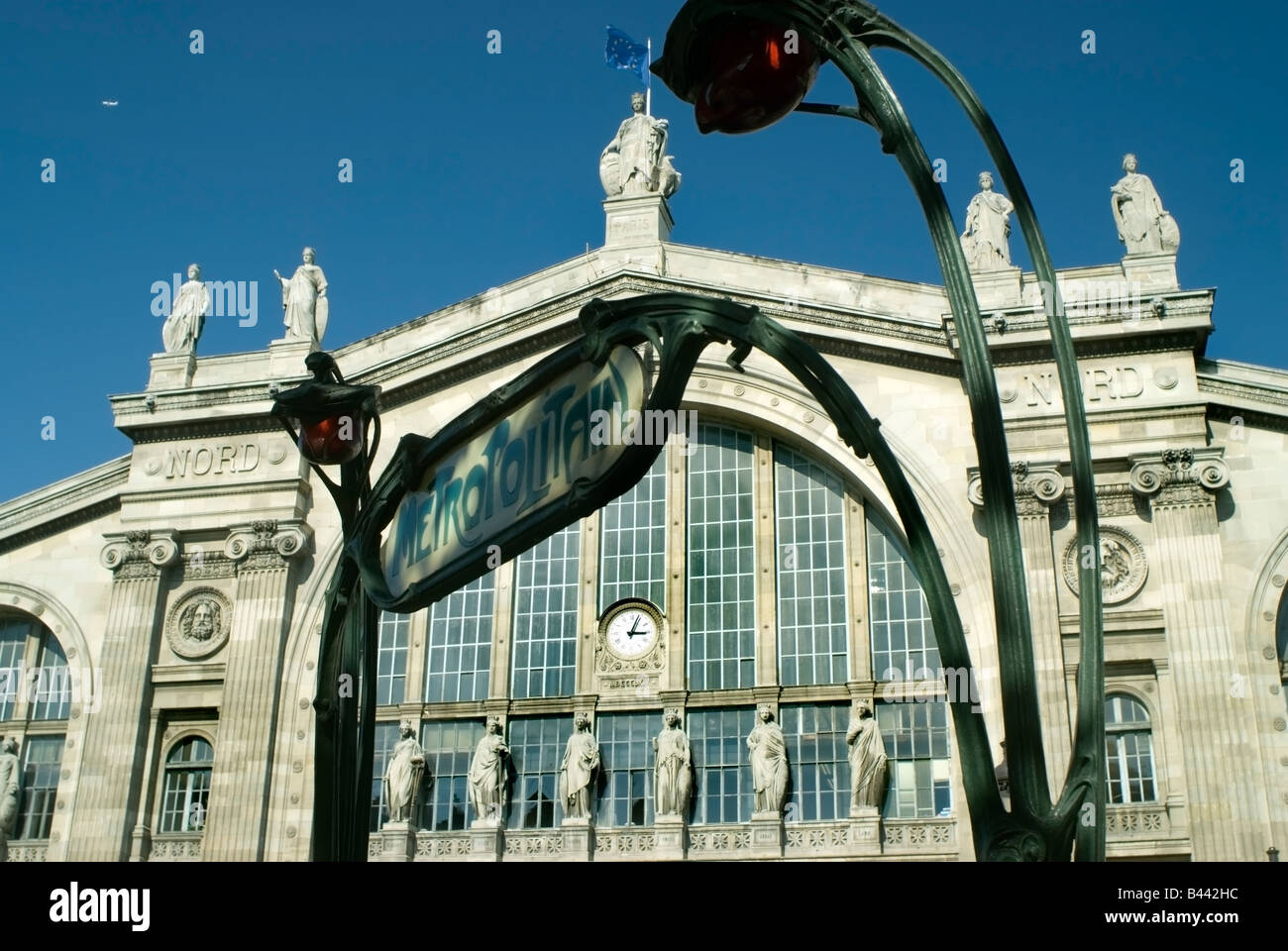 París Francia, Gare du Nord París, histórica estación de tren, detalle, fachada exterior frontal, señal de metro 'Eurostar Train Station', arquitectura Foto de stock