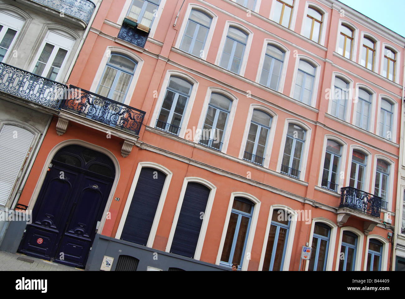 Rue Jacquemars Giéléé con notable arquitectura en Lille, Francia
