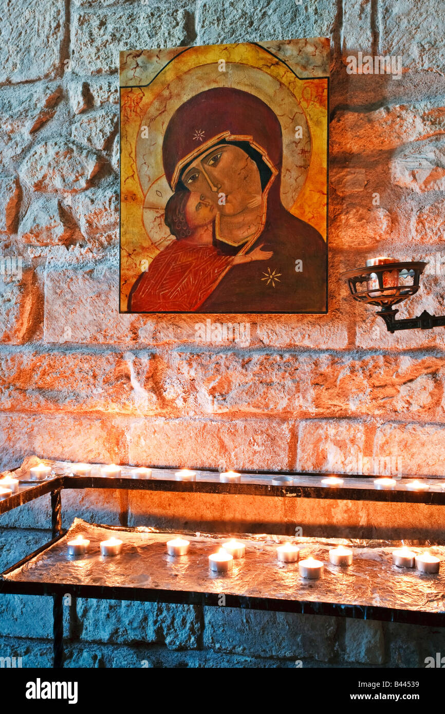 Un icono de la Virgen María y el Niño Jesús en la iglesia de St Mary's de Lindisfarne, en Northumberland, Inglaterra Foto de stock