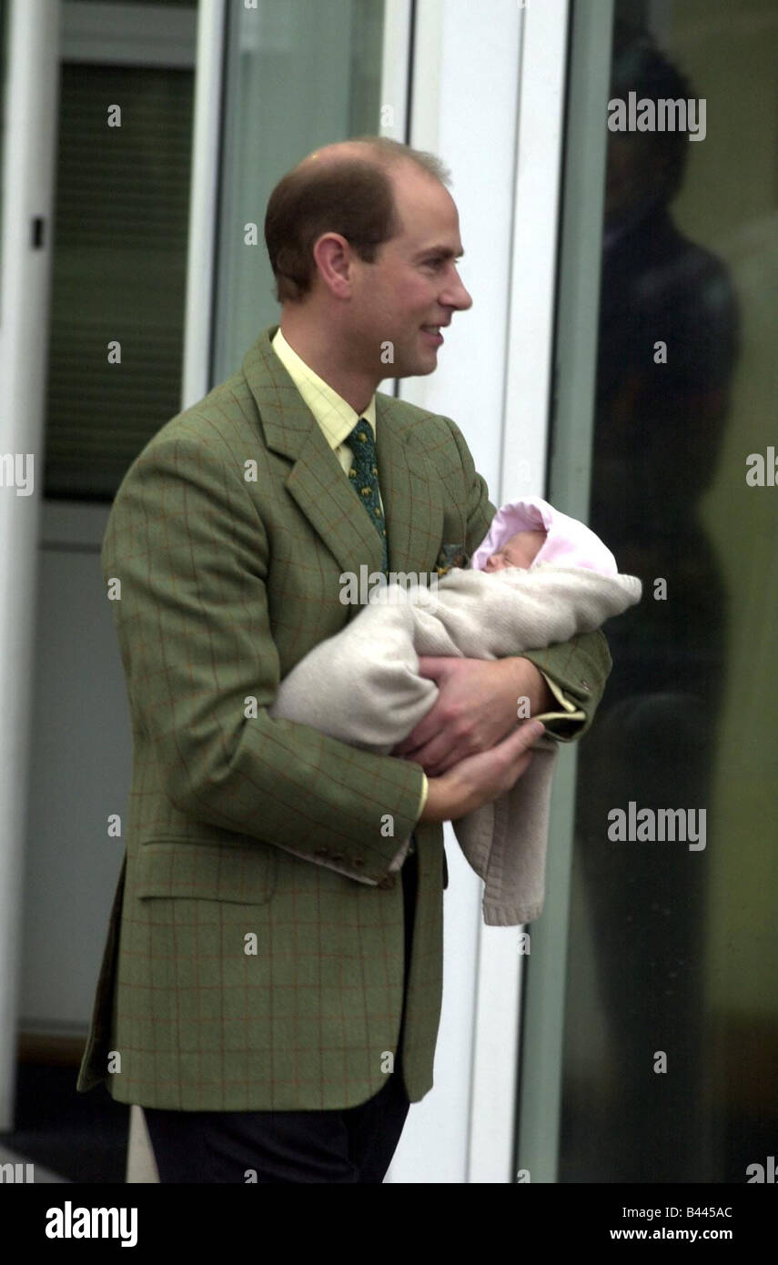 Prince Edward en el Frimley Park Hospital de noviembre de 2003, dejando a su hija Foto de stock