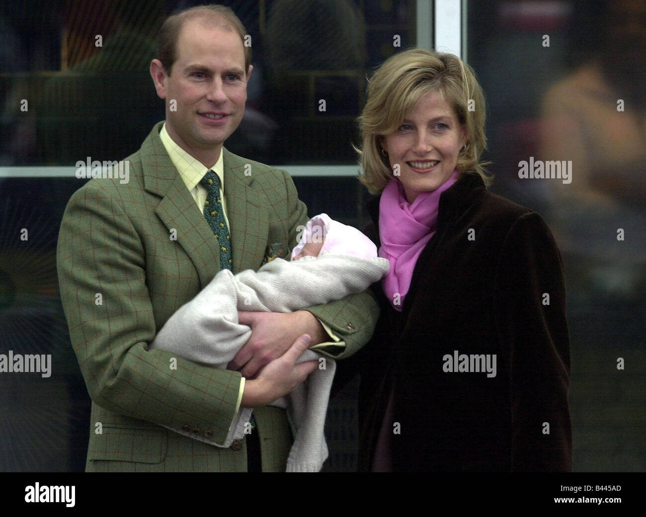 Prince Edward en el Frimley Park Hospital de noviembre de 2003, dejando a su esposa, Sophie Rhys Jones y su hija Foto de stock