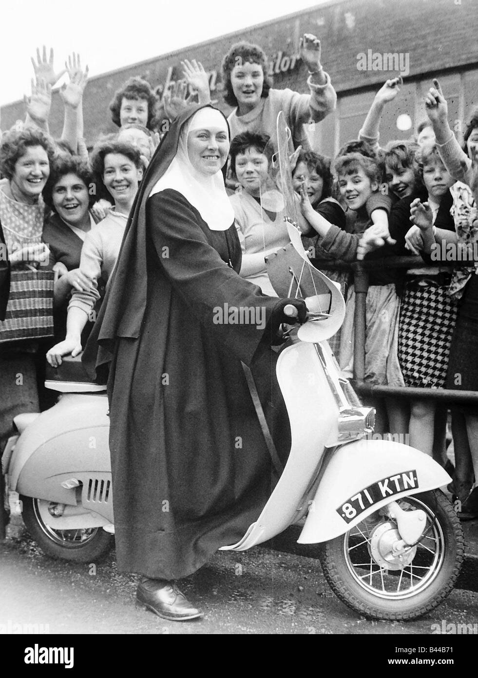Unir mueble Sequía Las monjas la hermana Filomena montando un scooter dbase msi Fotografía de stock - Alamy Unir mueble Sequía Las monjas la hermana Filomena montando un scooter dbase msi Fotografía de stock - Alamy