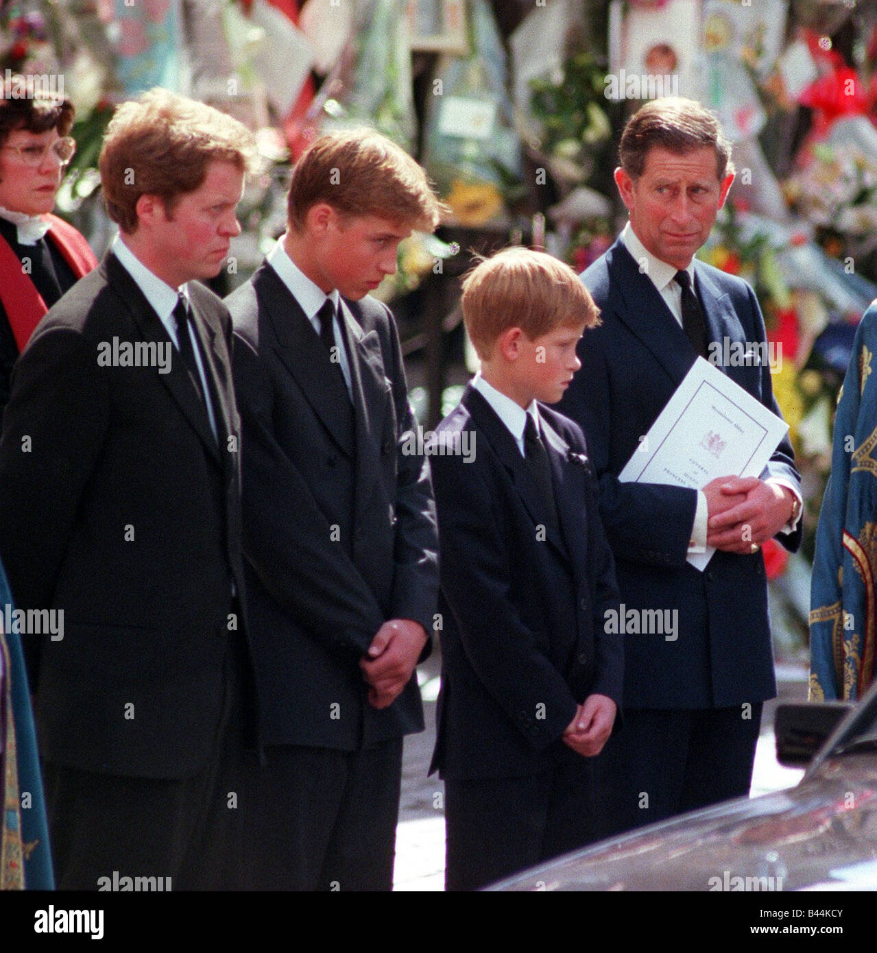 La princesa Diana funeral el 6 de septiembre de 1997 ataúd sale de la Abadía de Westminster en carroza con el Príncipe Charles Prince Harry Prince Foto de stock
