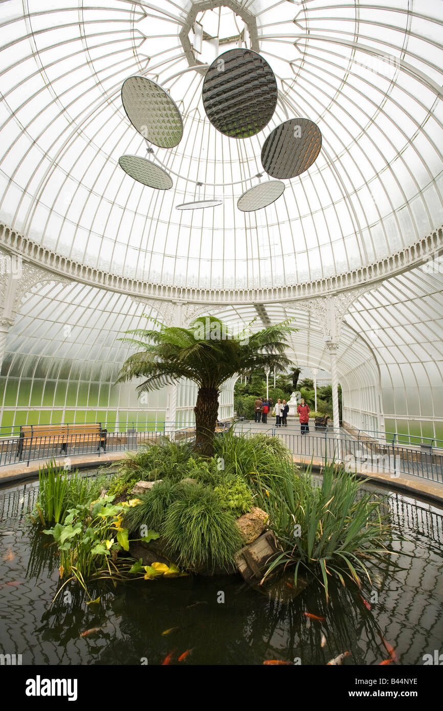 Jardín Botánico de Glasgow Escocia REINO UNIDO La comida en la entrada del estanque invernadero del palacio Foto de stock