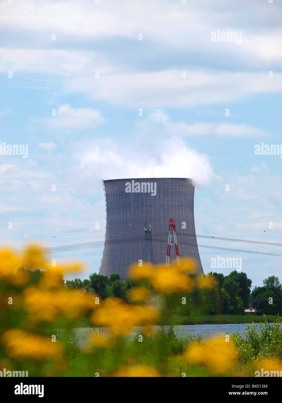 La planta de energía nuclear cerca de Blois en Francia Foto de stock