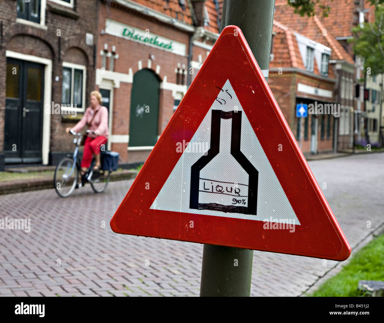 Grafitti en la carretera para firmar ningún alcohol Enkhuizen Holanda Foto de stock