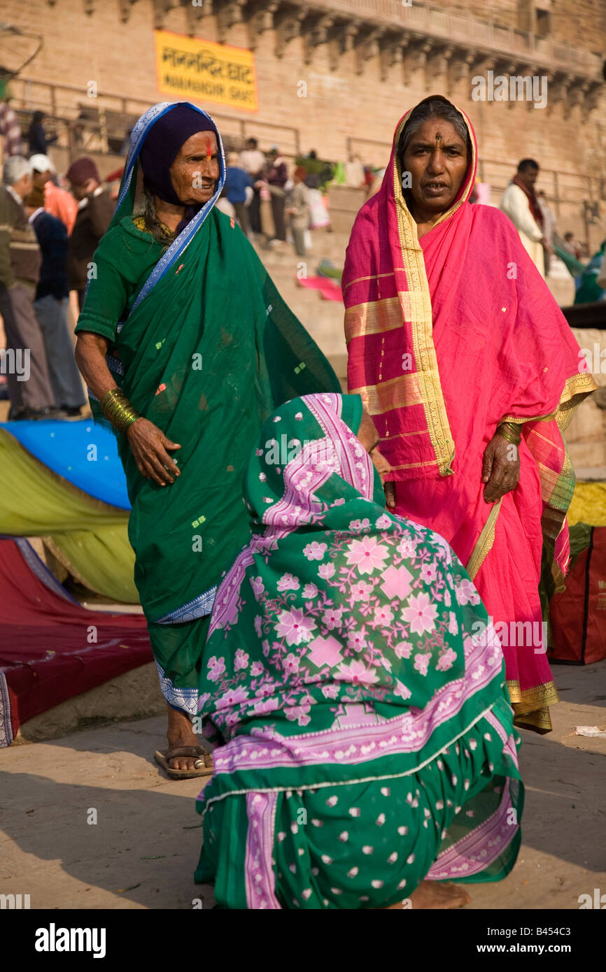 Tres mujeres hindúes usando pañuelos sobre sus cabezas en el stand  Dasawamedh Ghat, en la ciudad de Varanasi, en India Fotografía de stock -  Alamy