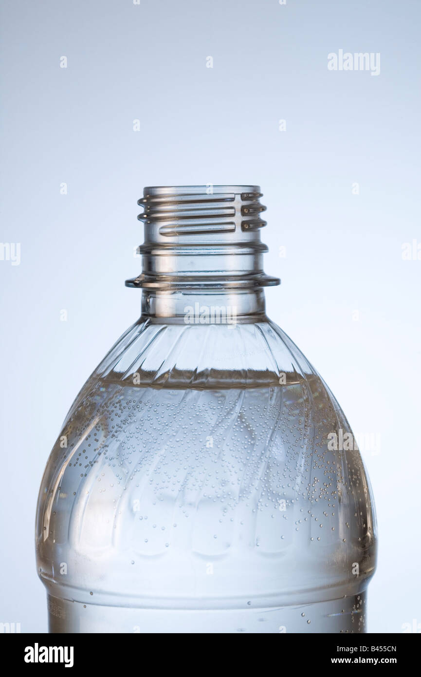 Cierre de la botella de agua de plástico h2o en Studio fondo blanco vertical. Foto de stock