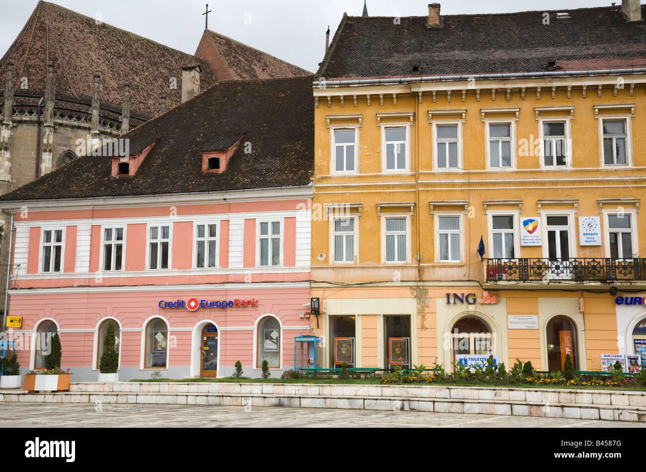 Rumania Europa Europa de crédito y bancos de ING en edificios históricos en la plaza del centro de la ciudad Foto de stock