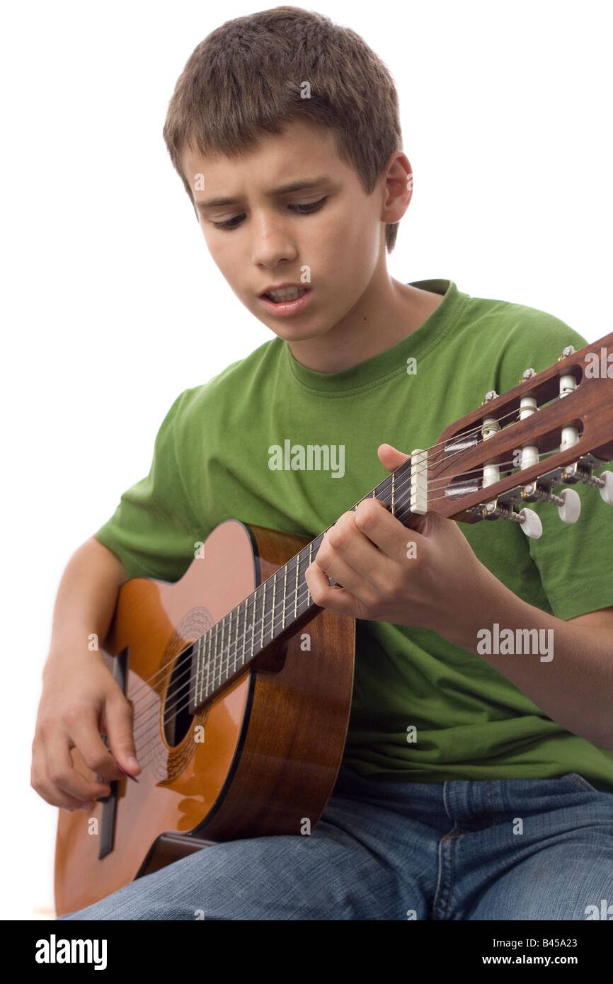 Joven guitarrista en traje casual tocando guitarra clásica Fotografía de  stock - Alamy