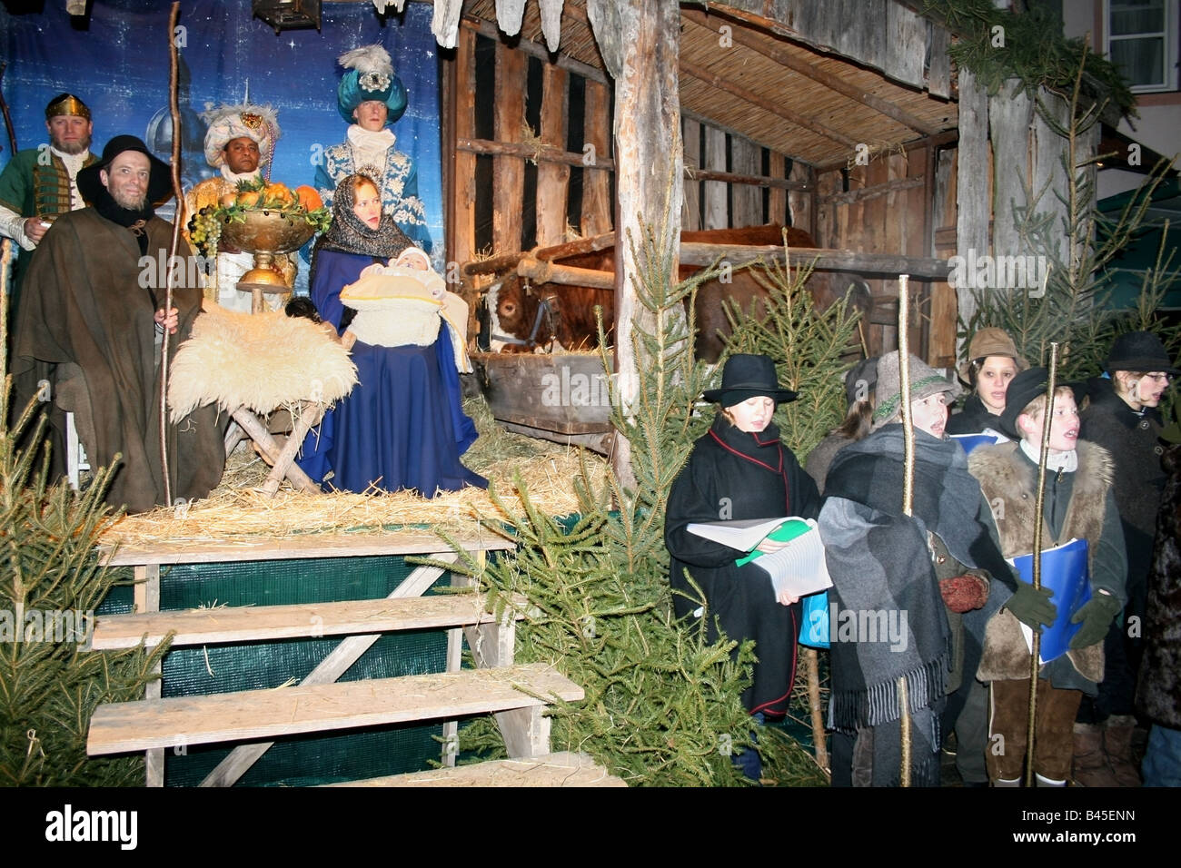 Natividad stand actuando desde el nacimiento de Jesús en el pesebre con personas reales , Munich , Alemania Foto de stock