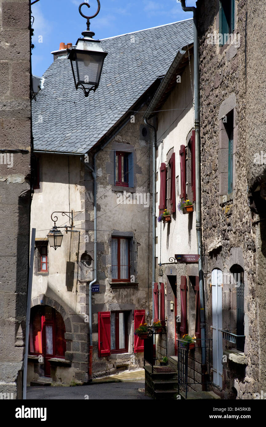 Aldea de besse - et - st. Anastaise , Auvernia , Francia Foto de stock