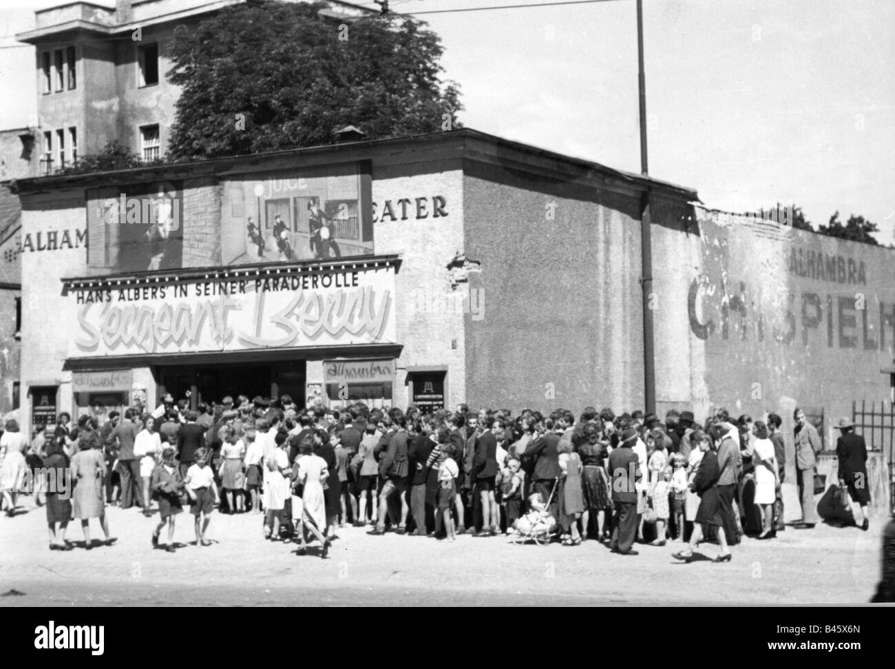 Eventos, época de posguerra, ocio, cola frente al 'Alhambra Theatre', Berlín, 29.7.1946, Foto de stock