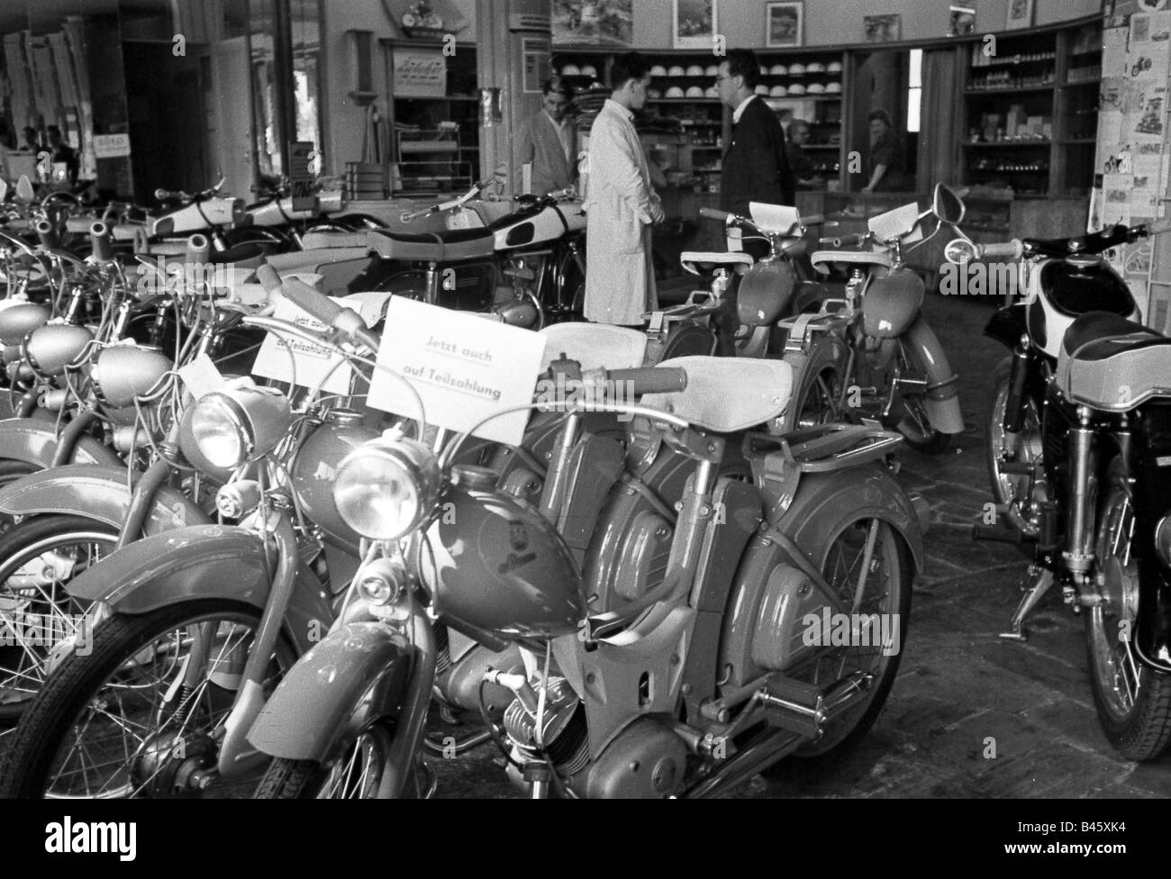 Transporte/transporte, motocicleta, ciclomotor SR2E de la empresa Simson/Suhl, en una tienda, 1963 de julio, Foto de stock