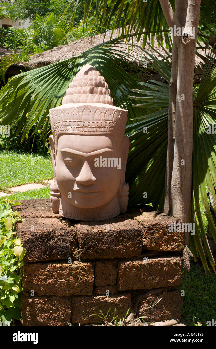 Reproducción Cabeza Buda en exhibición en Artisans d'Angkor, Siem Reap, Camboya Foto de stock