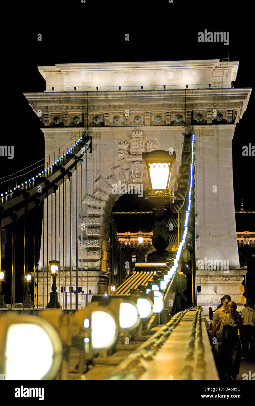 Cadena de Budapest Puente sobre el río Danubio en la noche Foto de stock