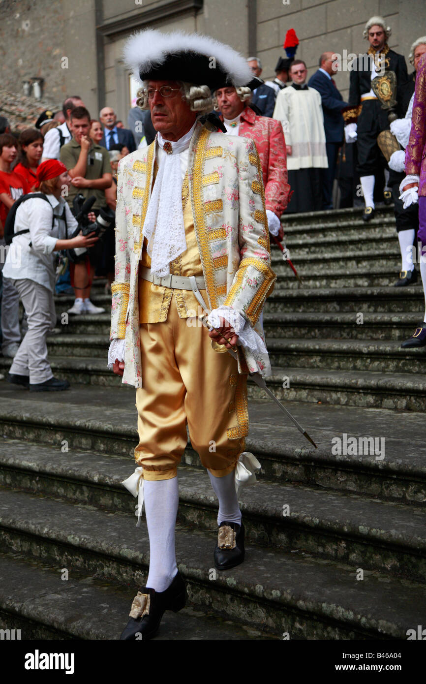En el siglo XVIII en traje de hombre caminando por pasos Fotografía de  stock - Alamy