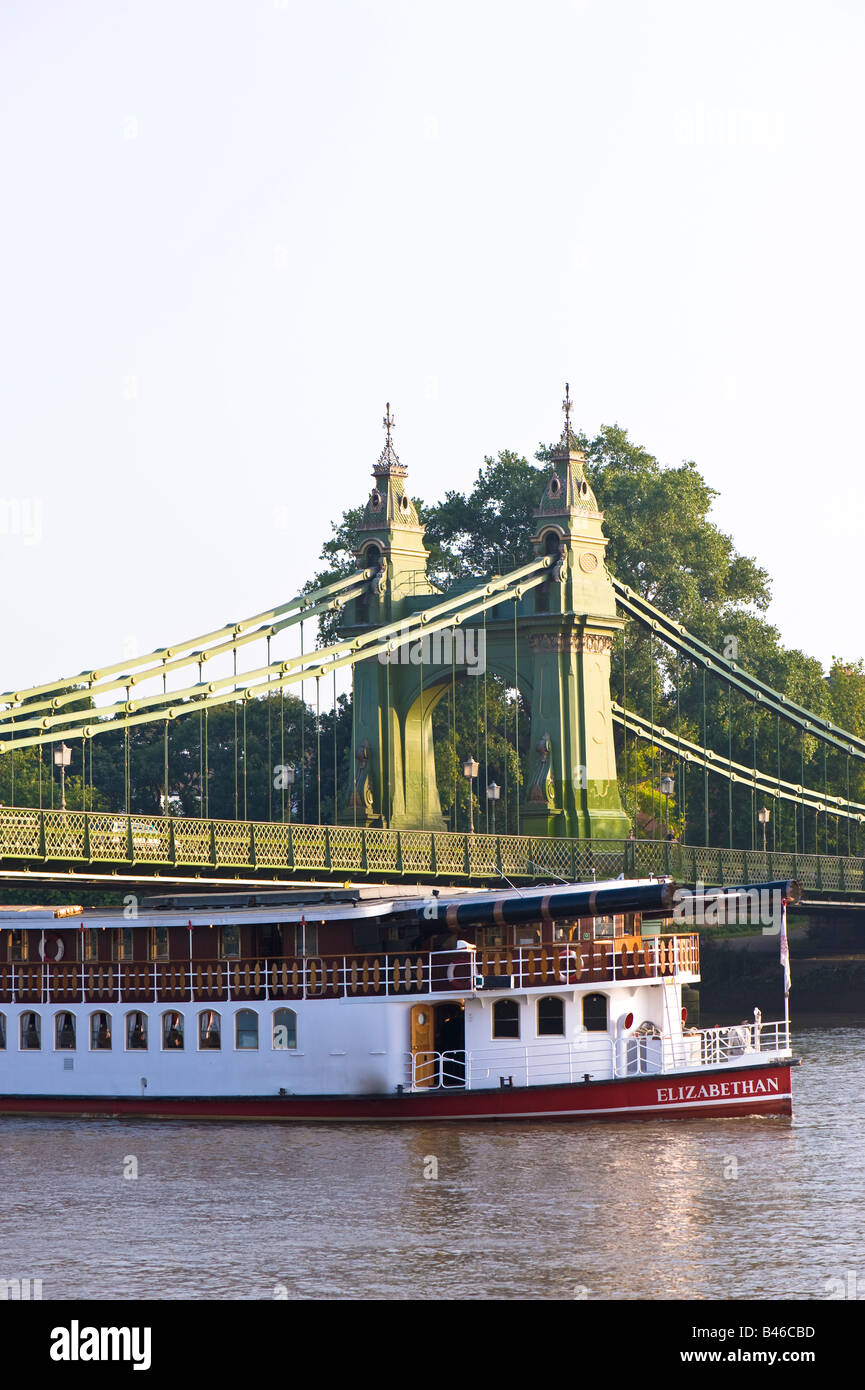 Ocio en bote río Támesis Pasar Hammersmith Bridge Hammersmith W6 de Londres Reino Unido Foto de stock