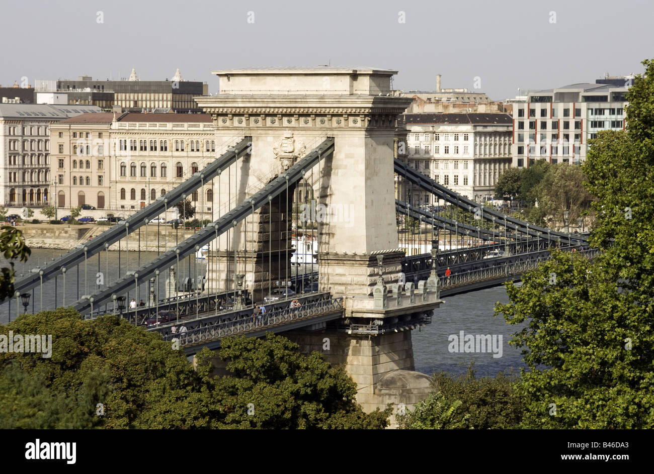 Cadena de Budapest Puente sobre el río Danubio mirando hacia Pest Foto de stock