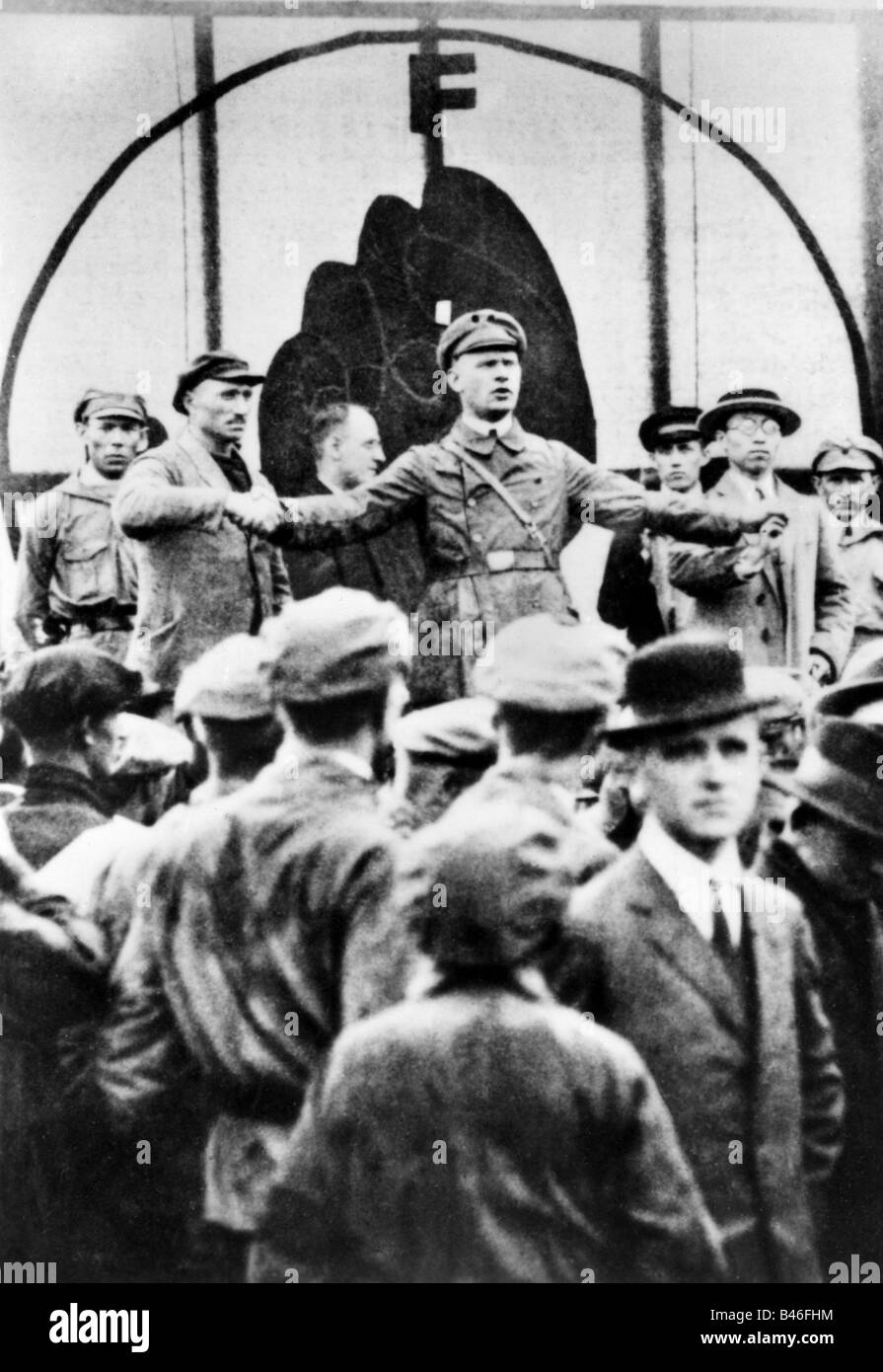 Thaelmann, Ernst, 16.4.1886 - 28.8.1944, político alemán, presidente del Partido Comunista 1925 - 1933, en una manifestación internacional, obrero chino a la derecha, marinero soviético a la izquierda, Hamburgo, 1926, , Foto de stock