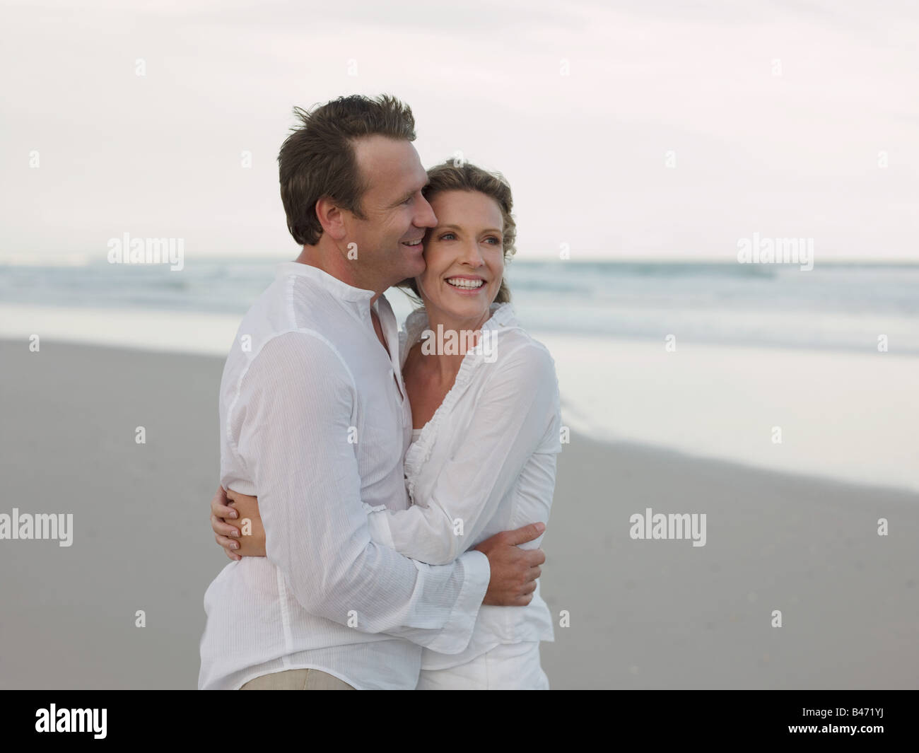 Par abrazar por mar Foto de stock