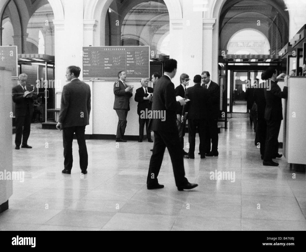 Dinero / finanzas, bolsa de valores, bolsa de Hamburgo, corredor en el piso, alrededor de 1970, Foto de stock