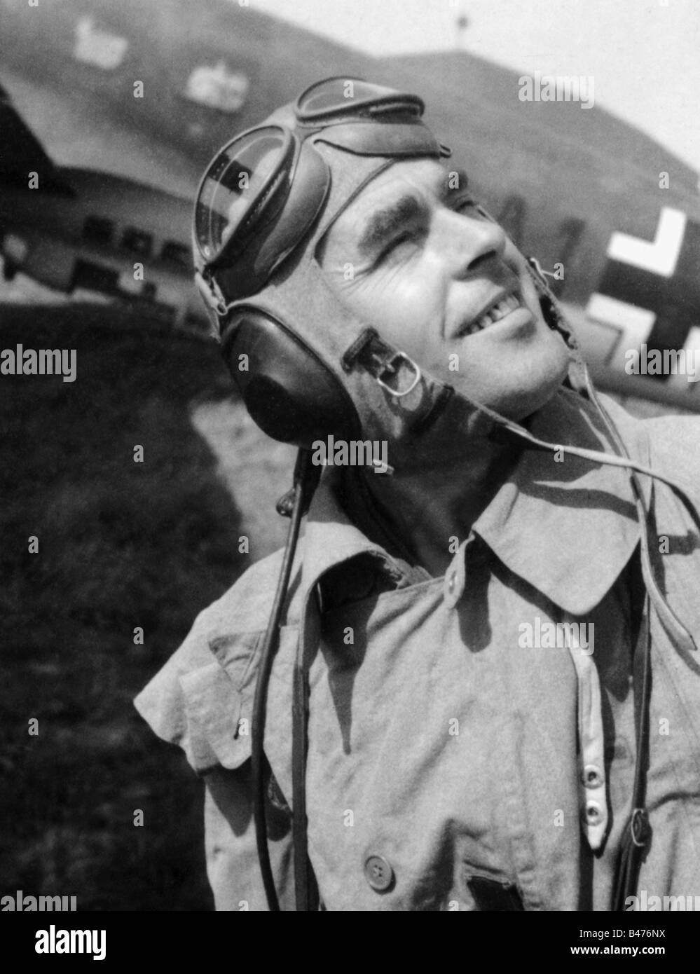 Eventos Segunda Guerra Mundial Segunda Guerra Mundial Guerra Aerea Inglaterra Corresponsal De Guerra De Luftwaffe Despues De Una Mision Contra Inglaterra En El Fondo Un Bombardero Aleman Heinkel 111 Francia 1940