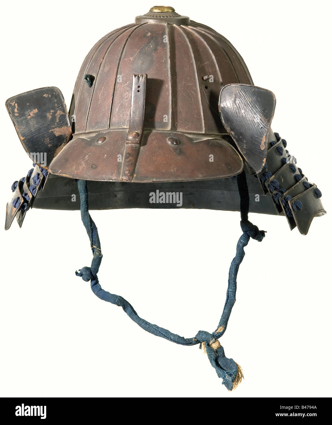 Un subji-kabuto de 18 placas, temprano A medio Período Edo. Casco pesado cráneo con más tarde, ligeramente dañado hineno-shikoro en el estilo de los smiths Saotome, laca en sabinuri. Tehen-kanamono de cinco capas con grabado de vid. Hineno-shikoro deslizándose sobre cinco lamas lacados negros, encuadernados en ito de azucarado kon. Ambos fuki gaeshi están doblados. Ukebari falta: Histórico, histórico, siglo 18, siglo 17, Lejano Oriente, Lejano Oriente, armas, armas, armas, militares, militaria, recorte, corte, corte, corte, corte, objeto, objetos, alambiques, Foto de stock