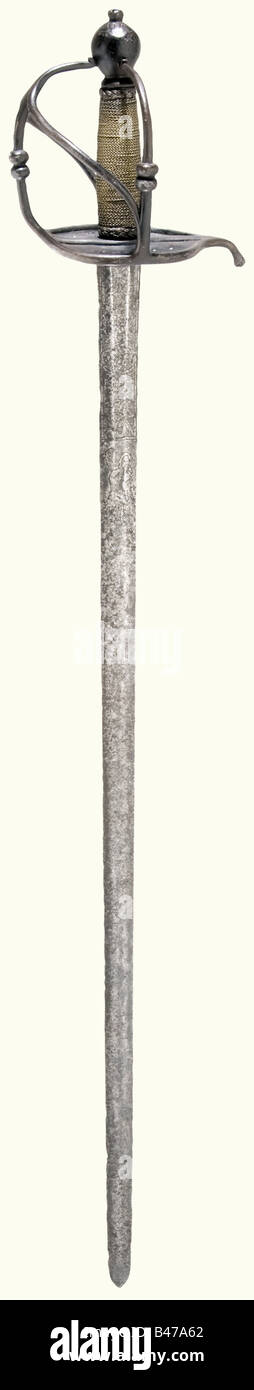 Una espada, alemana o flamenca, alrededor de 1700 UNA hoja de doble filo  ligeramente ranurada. El cuarto superior de la hoja lleva grabado la  decoración de la espiral con un lobo saltando