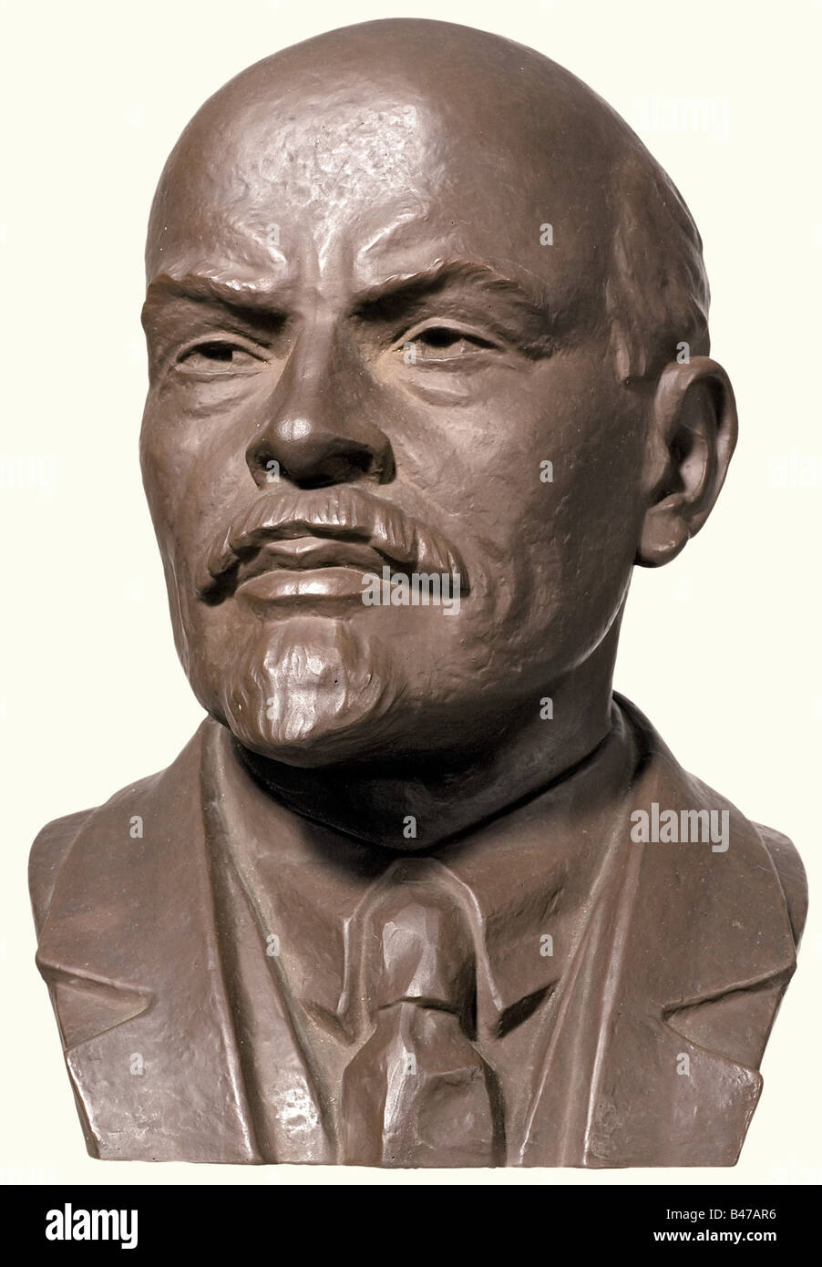 Lenin (1870 - 1924), un busto de retrato, Meissen, el siglo 20 Marrón Böttger gres. Marcas de espada en la espalda y en la parte inferior, con fondo también marcado 'Böttger Steinzeug' (gres Böttger), 'R. 293' y '1100'. Altura 33 cm. Vladimir Ilich Ulyanov junto con Marx y Engels fue el creador del socialismo científico y, en sus escritos, siempre hizo hincapié en el papel de liderazgo del partido comunista como guardia avanzada del proletariado. Gente, objeto, objetos, alambiques, recortes, recortes, recortes, recortes, hombres, hombres, hombres, hombres, hombres, hombres, hombres, hombres, hombres, hombres, hombres, hombres, etc. Foto de stock