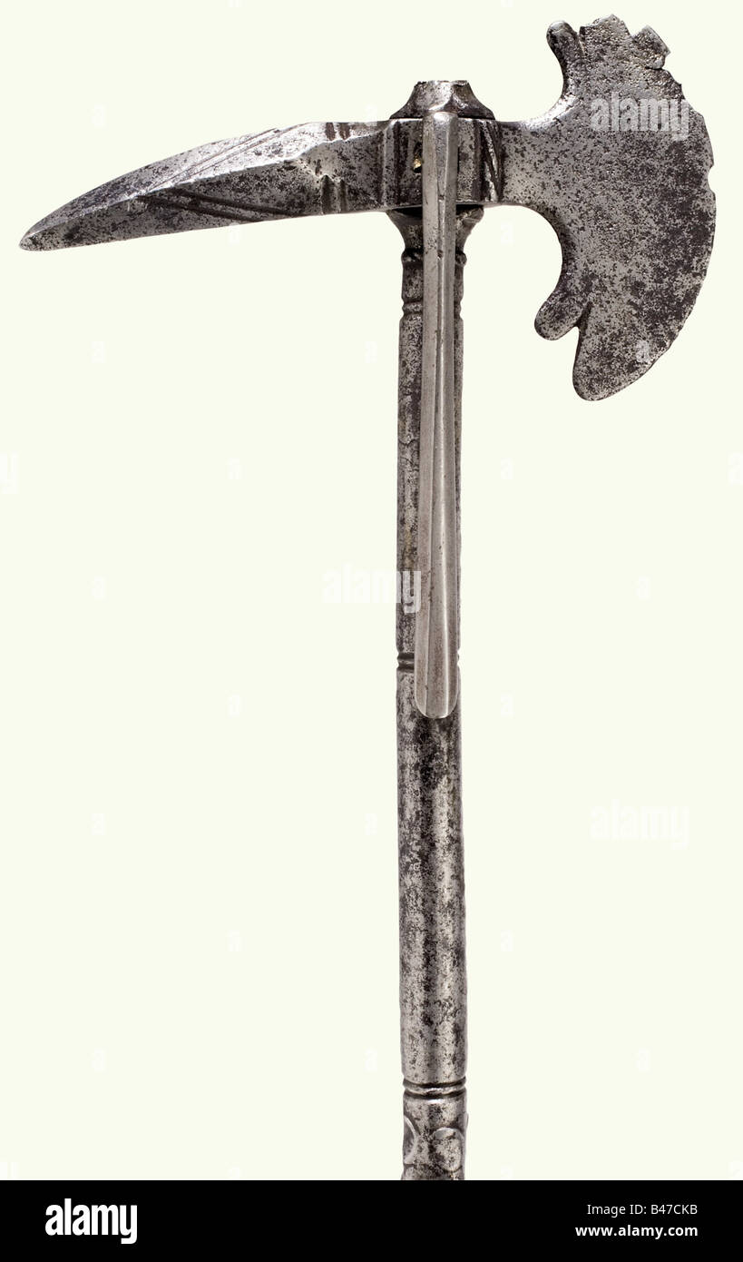 Un hacha de batalla alemán, primera mitad del siglo 17. Hoja de hacha  semicircular, ligeramente dañada, con un pico cincelado cuadrangular  pesado. Hay un gancho para cinturón, restaurado en su lugar, en