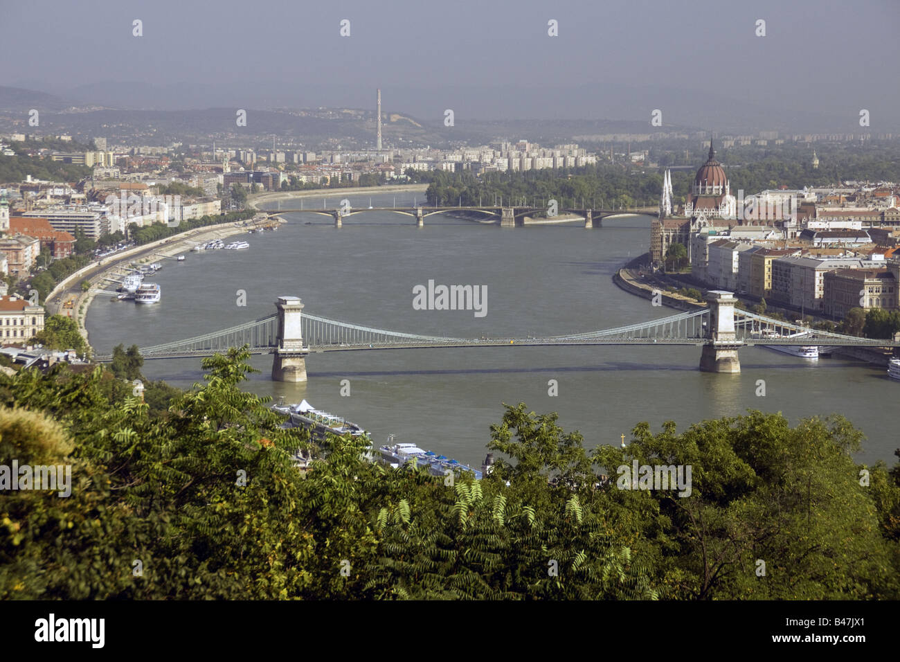 Río Danubio en Budapest con el puente de la cadena en el centro Foto de stock