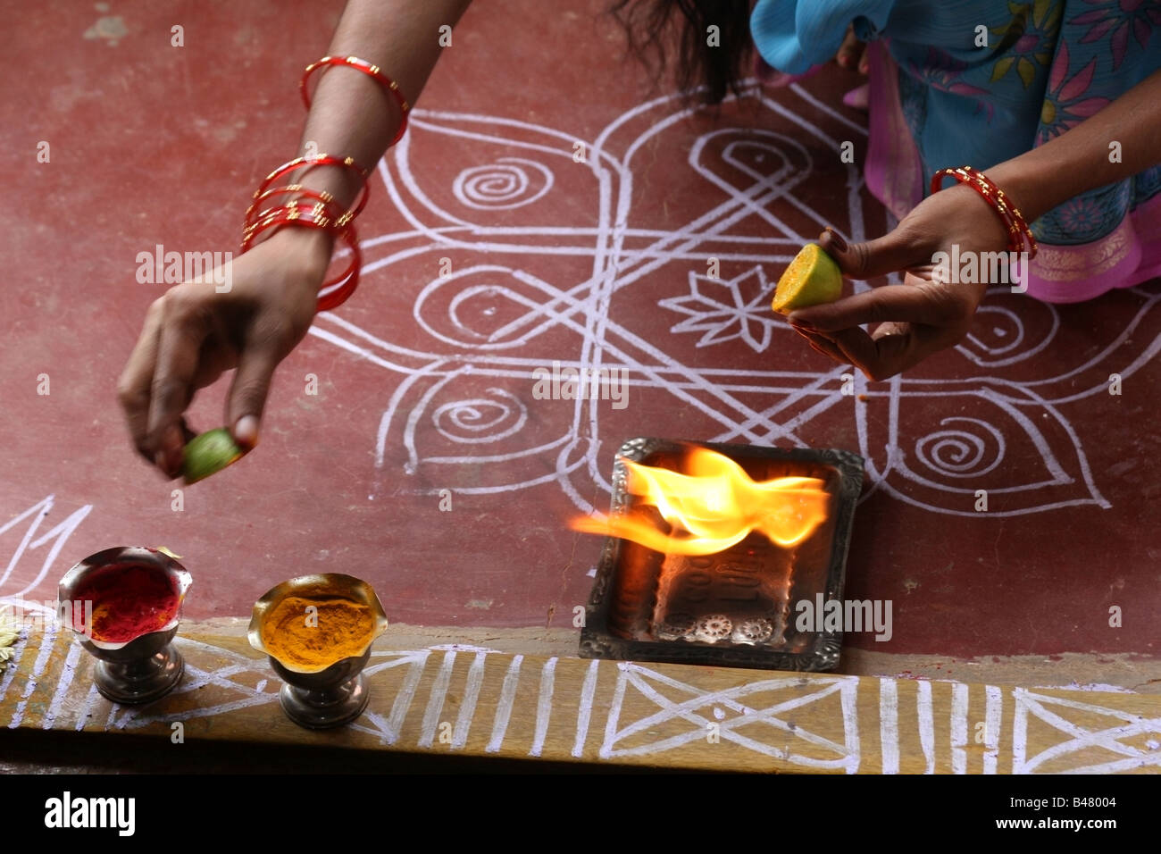 Señora india bendecir su hogar con arti fire pooja durante Vishwakarma Ayudha Puja ceremonia , India Foto de stock