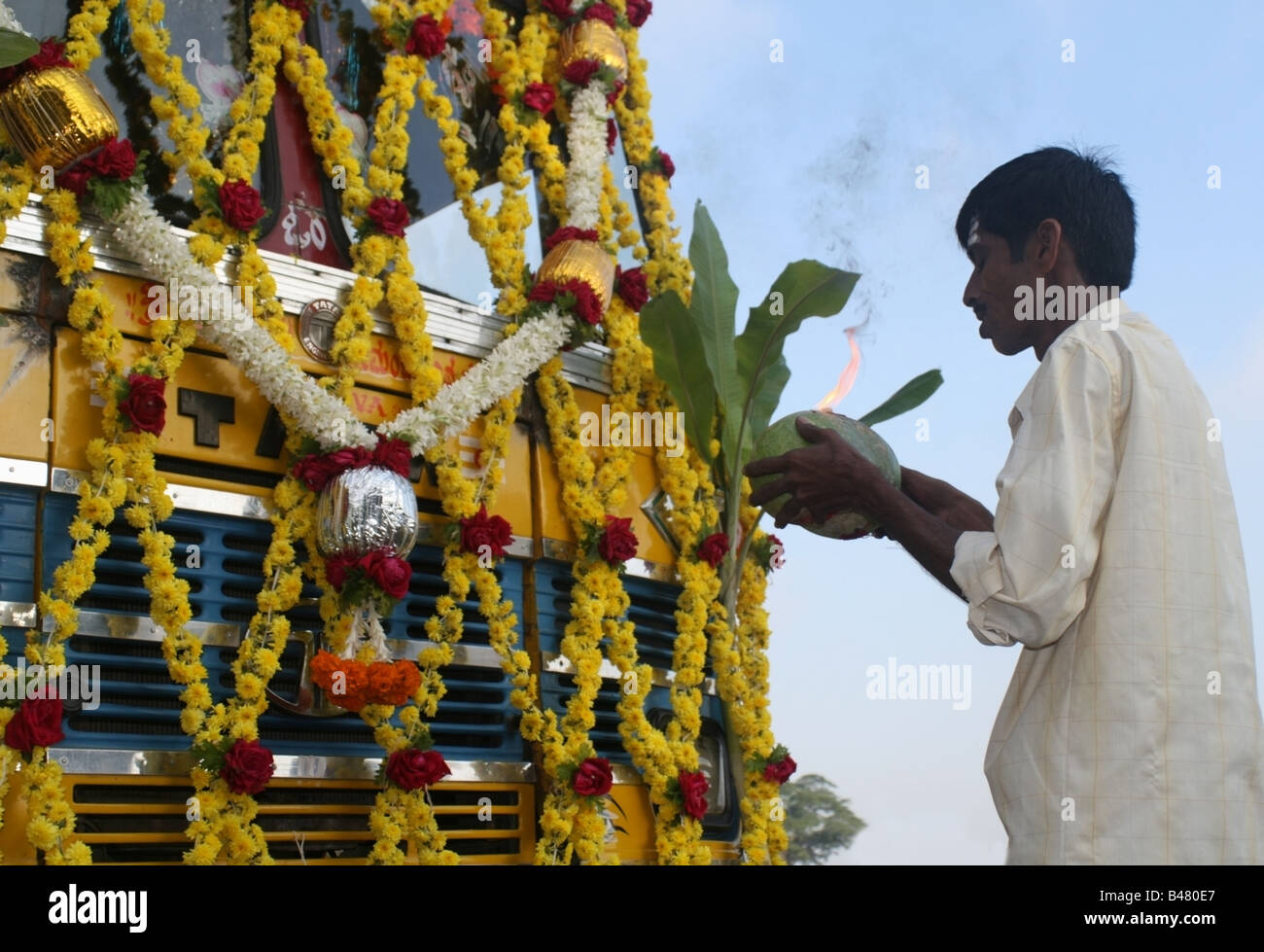 El hombre bendice a su carretilla con una calabaza y arti pooja , Vishwakarma Ayudha Puja ceremonia , India Foto de stock