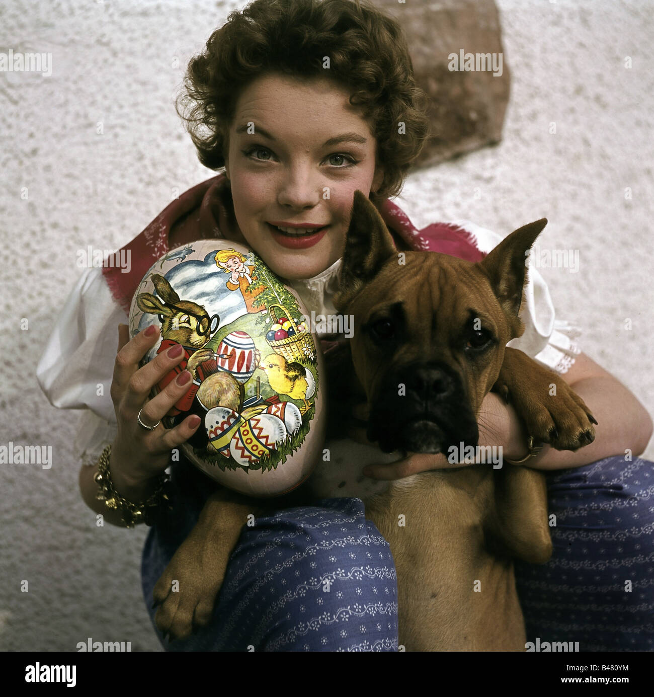 Perro con huevo de pascua fotografías e imágenes de alta resolución - Alamy