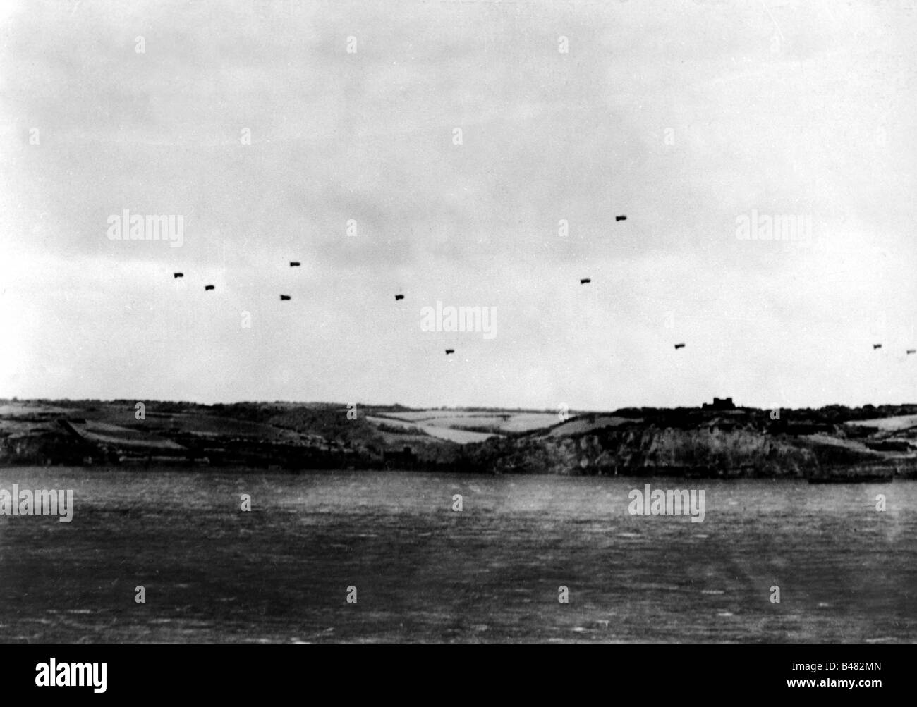 Eventos, Segunda Guerra Mundial / Segunda Guerra Mundial, guerra aérea, Inglaterra, costa inglesa cerca de Dover con globos de rabia, foto tomada por un corresponsal de guerra alemán con un telephote en la costa francesa, 1940, Foto de stock