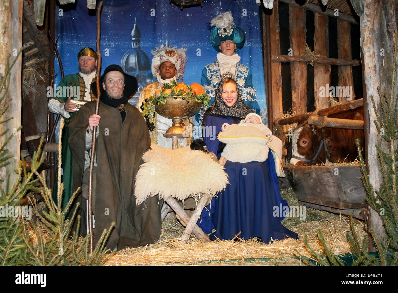 Natividad stand actuando desde el nacimiento de Jesús en el pesebre con personas reales , Munich , Alemania Foto de stock