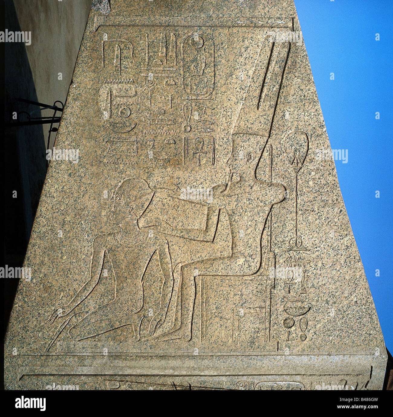 Hatshepsut, Reina de Egipto 1490 - 1468 AC, coronado por Dios Amón, relieve, cima de un obelisco, Karnak, , Foto de stock