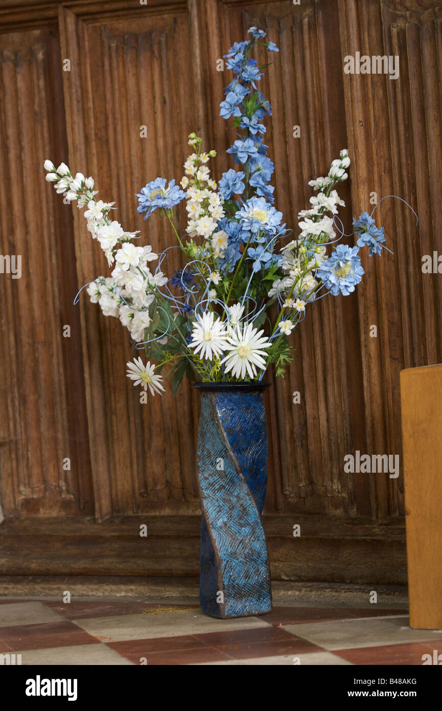 Un arreglo de flores en la iglesia. Foto de stock