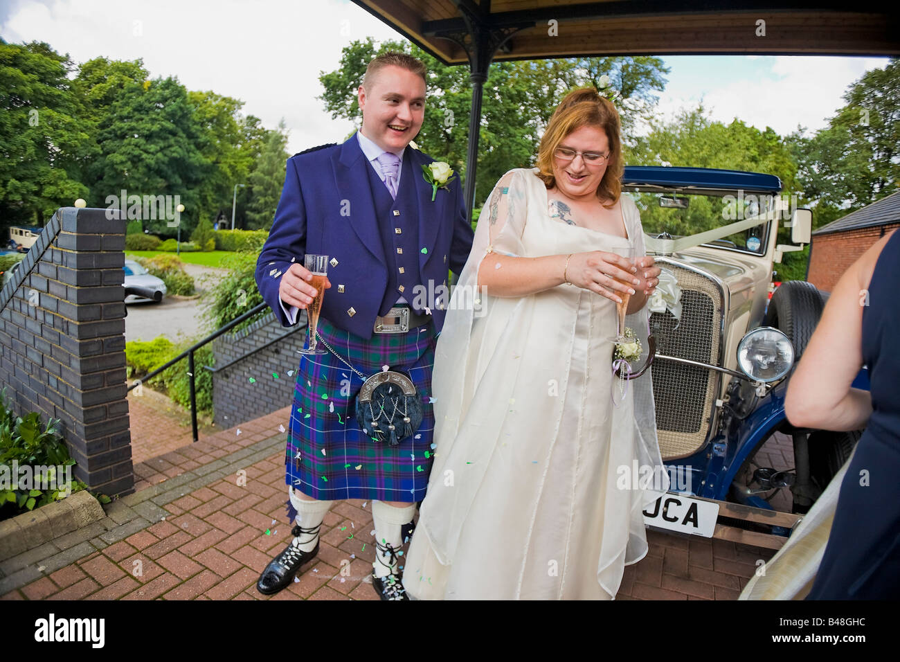 Los recién casados con el novio en traje tradicional escocés Fotografía de  stock - Alamy