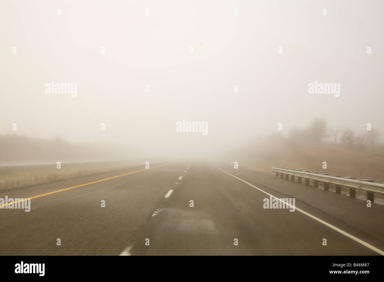 La escasa visibilidad en la carretera Foto de stock