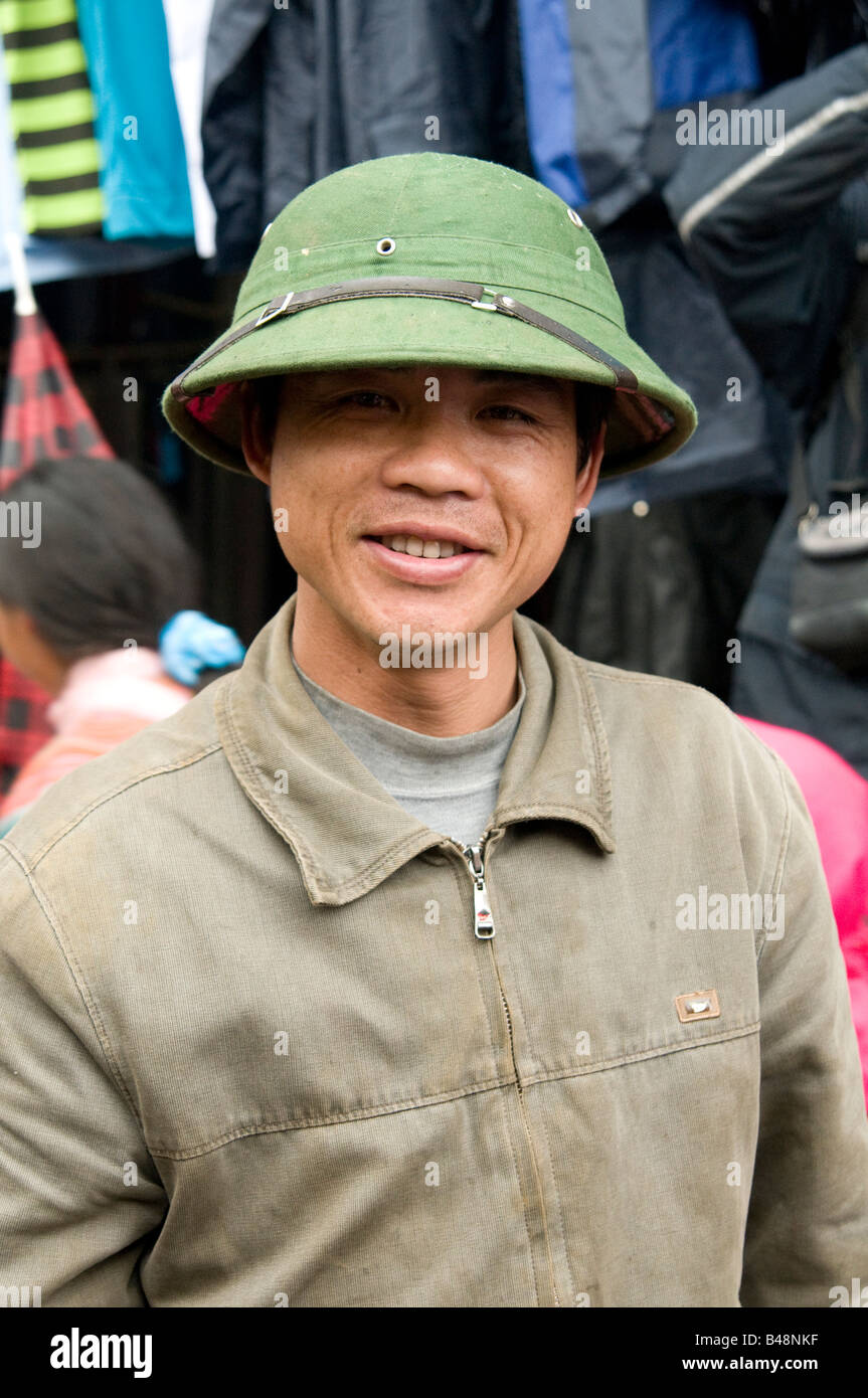 Un retrato de un hombre vietnamita vistiendo el ejército vietnamita verde  sombrero en todo el norte de Vietnam Fotografía de stock - Alamy