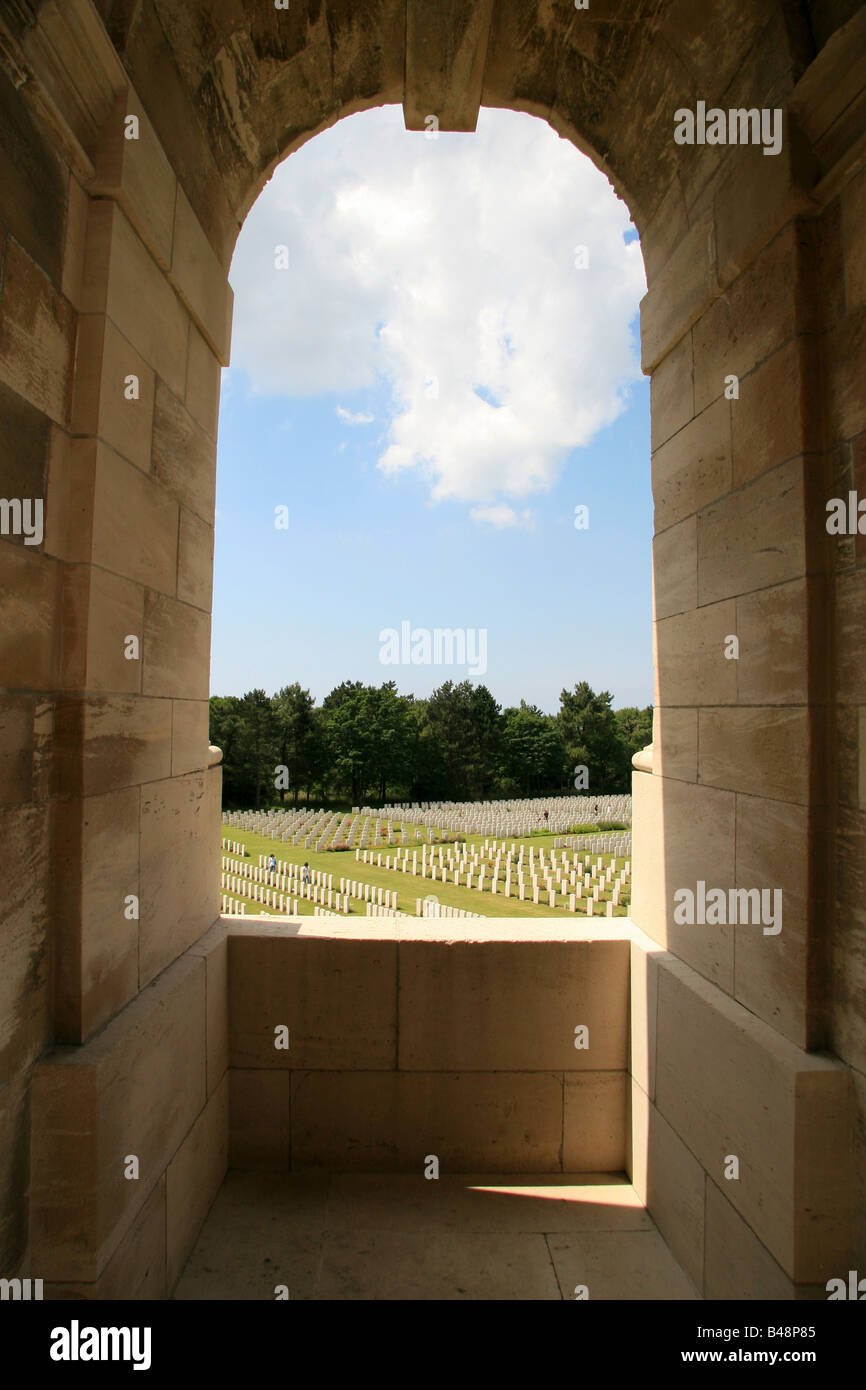 Vista a través de un arco a través de la (CWGC Etaples Cementerio Militar), Francia. Foto de stock