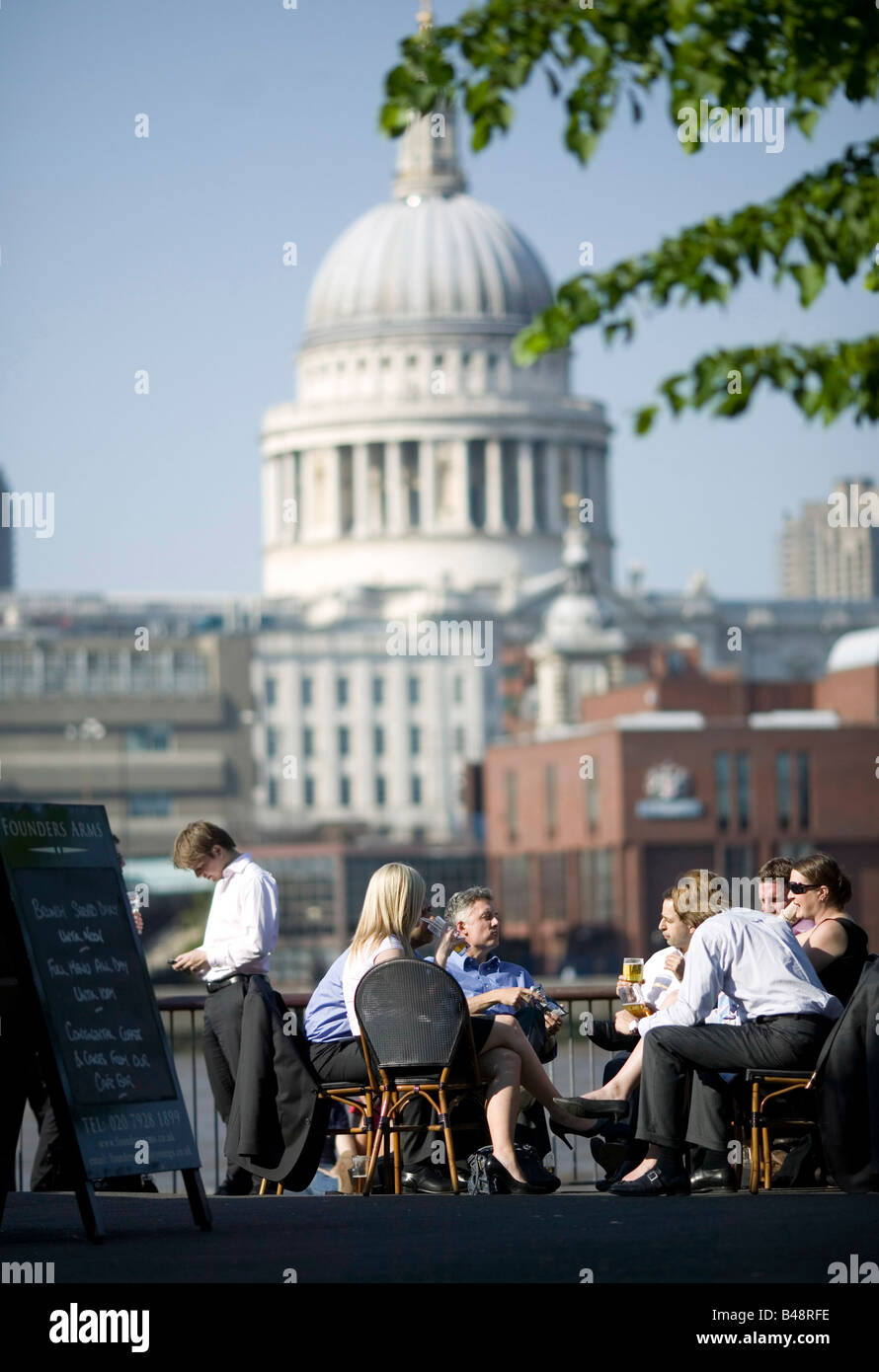 Los trabajadores de la ciudad disfruta de una bebida después del trabajo en el Southbank de Londres Foto de stock