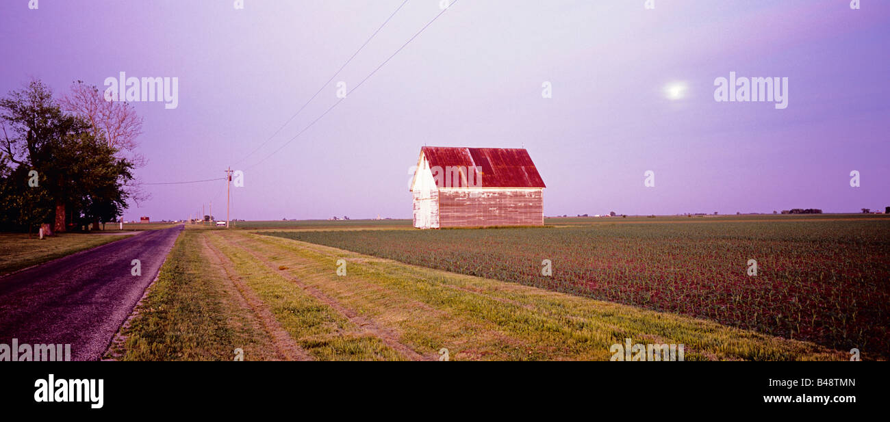 Luna sobre un granero y campo de maíz en Illinois central Foto de stock