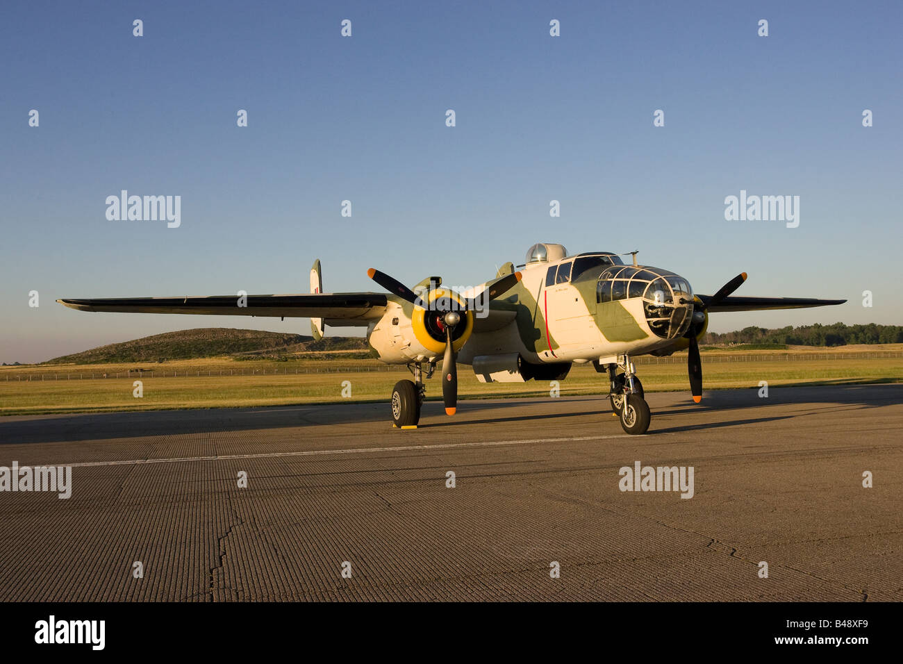 B25 en la pantalla en el Aeropuerto Willow Run Thunder sobre Michigan