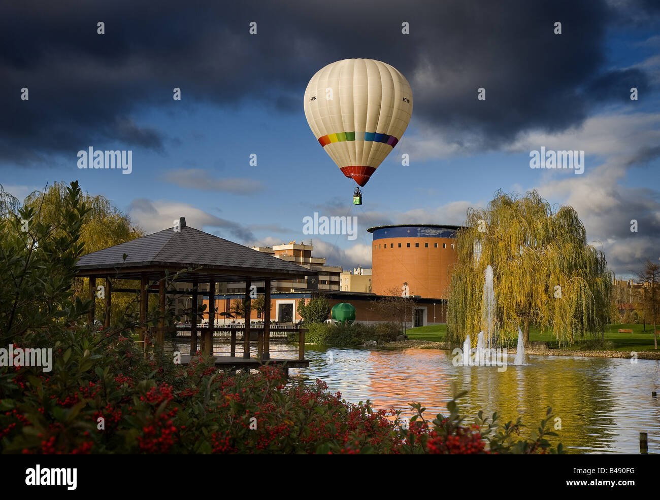 En globo de aire caliente en el parque de Yamaguchi Pamplona Navarra España  Fotografía de stock - Alamy